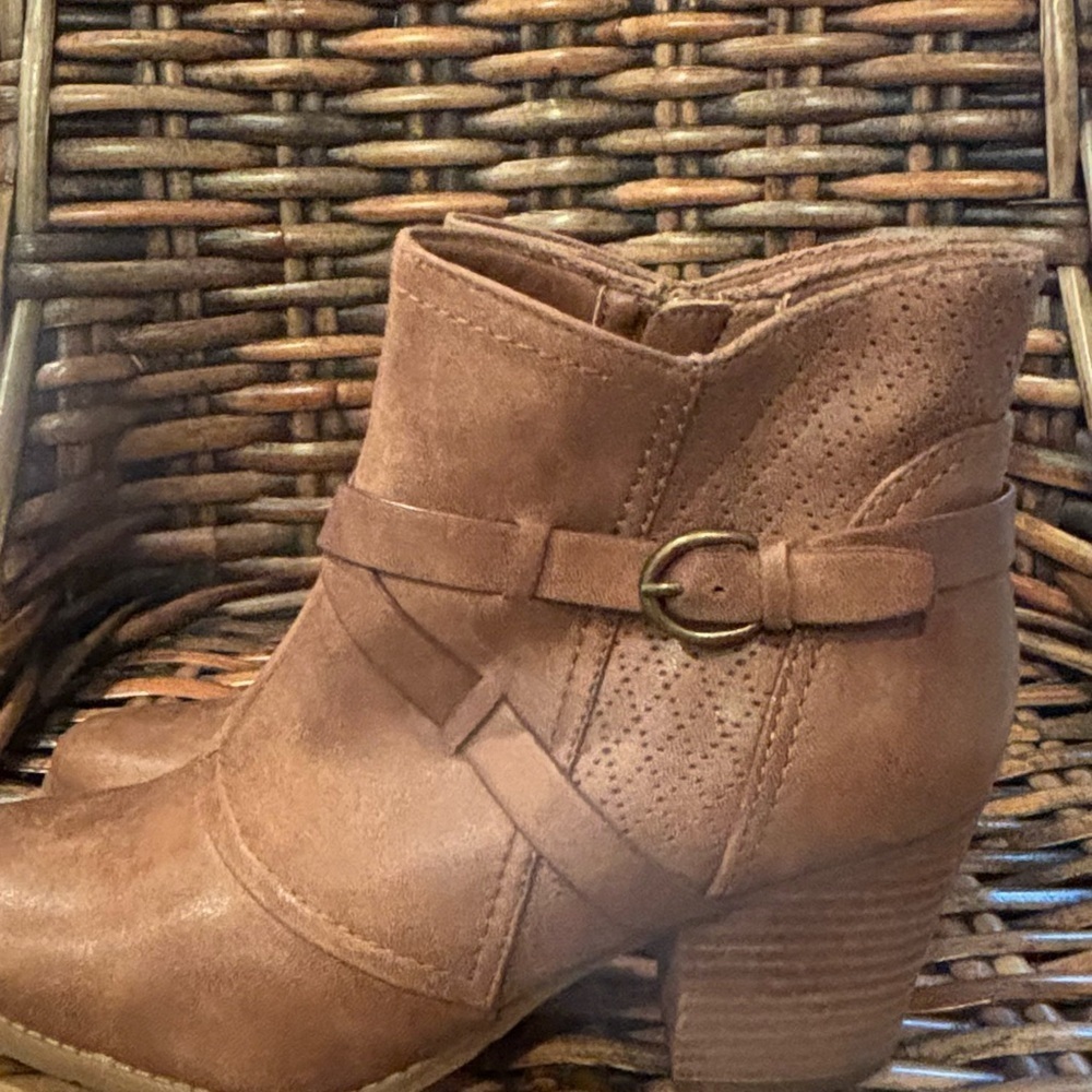 BareTraps  Launa Bootie Tan Ankle Boots with Strap Detail, Zip Up size 10.5 - Picture 9 of 11